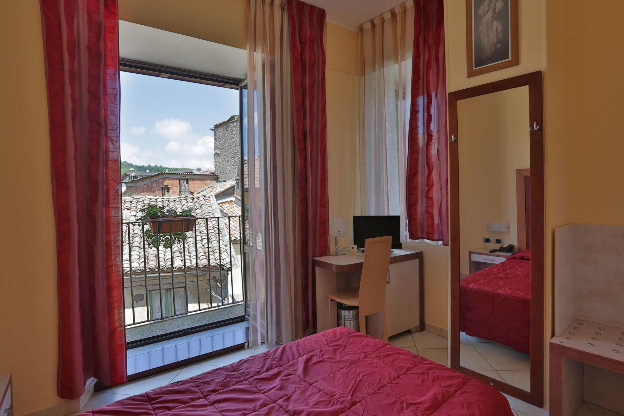 Hotel Conte Ruggero Serra San Bruno Ngoại thất bức ảnh
